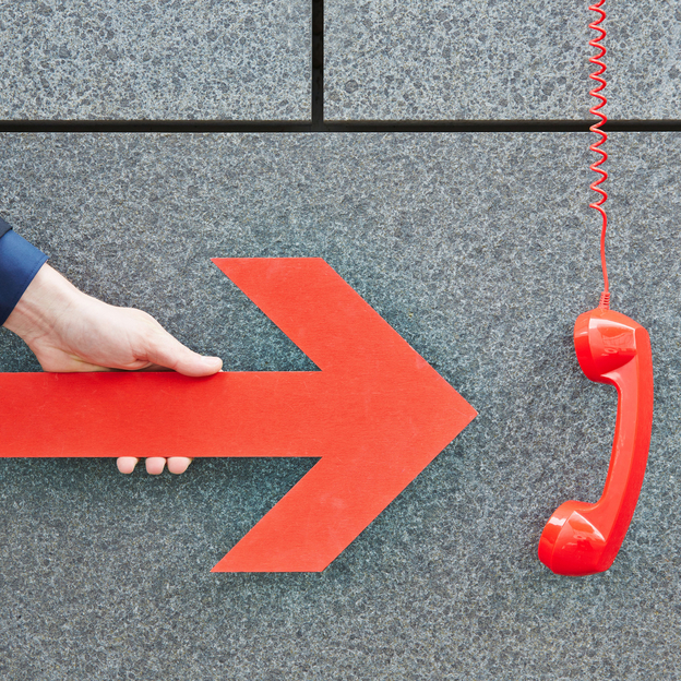 Hand zeigt mit Pfeil auf Telefon Hand zeigt mit Pfeil auf Telefon